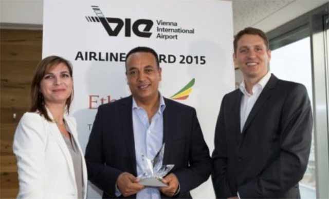 Ethiopian's Regional Director Austria & Eastern Europe Solomon Mekonnen receiving the award